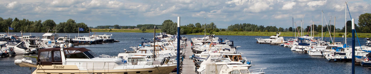 Van Gent Watersport uitzicht op jachthaven